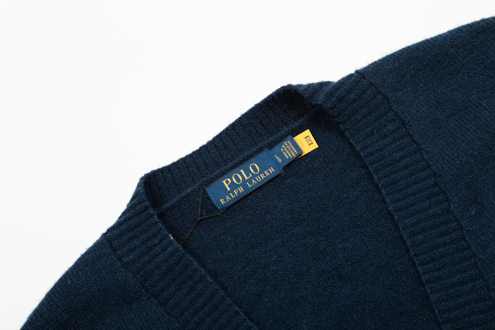🅿️220 "Top quality" Style number: DS016# [Ralph Lauren V-neck solid color pony embroidered logo woolen knitted shawl cardigan] ✅Ralph Lauren Lazy‌oversize style basic classic versatile ten-color shawl cardigan ✅Main supplier platform live broadcast Wholesale entity Replenishment when out of stock No removal from shelves ✅ZP quality 1:1 version Scan the code to enter the GF website Counter quality ✅Details and quality are the only one in Guangzhou. Light luxury wool. Focus on high-end. Cost-effective. Good quality. Needless to say. ✅Restore the original version. Can wear 190 pounds. Loose, comfortable and stress-free. ✅Loose upper body, oversize and lazy style. Must-have style for goddess ootd. ✅Good-looking clothes are never picky. Recommended for goddess wardrobe. Taro Purple, Light Khaki, Chinese Red, Anchor Red